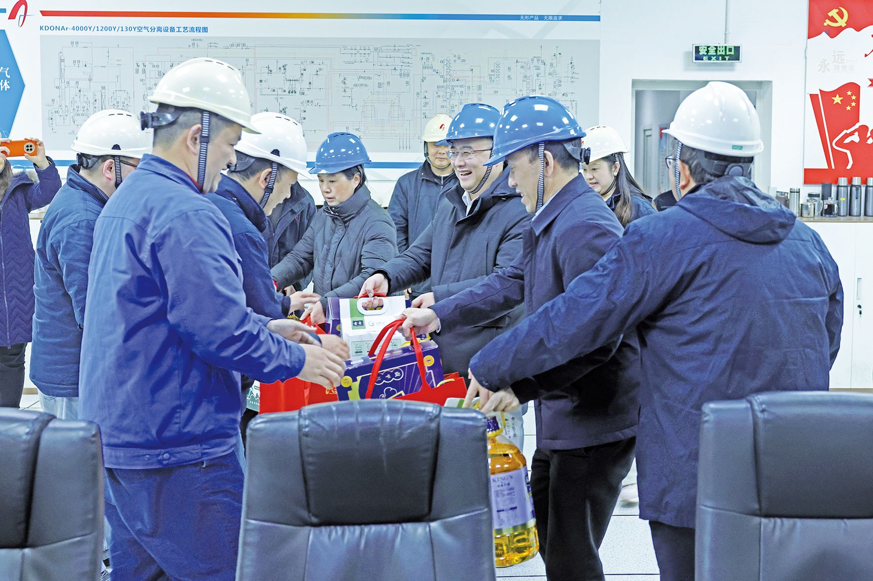 左一配图：1月28日，，，，，重庆市总工会来UG环球集团向阳公司开展了春节慰问活动。。。。。记者 沙凌云 摄