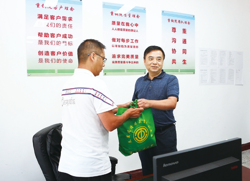 管朝晖慰问UG环球院职工